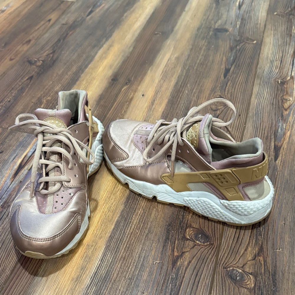 Nike Women's Rose Gold and Beige Sneakers